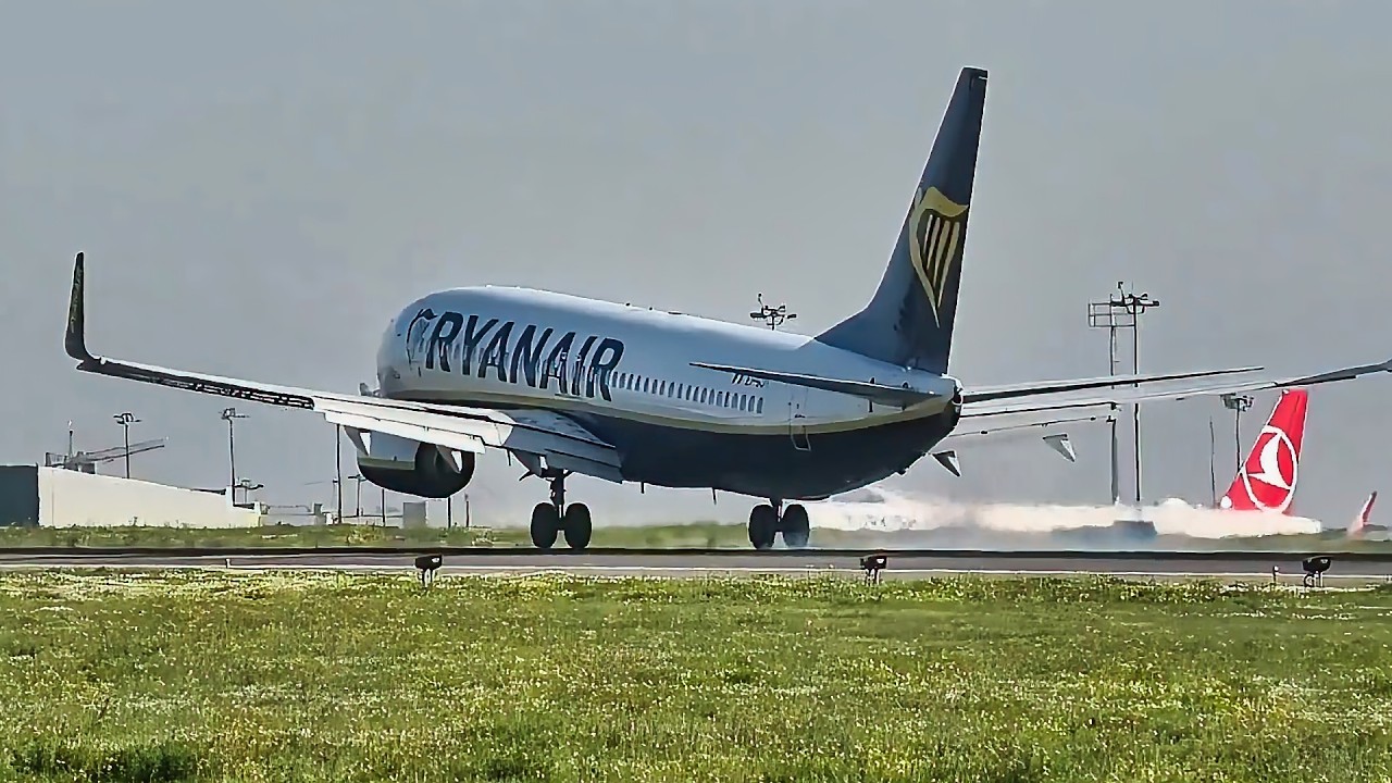 WOW! Ryanair 737 Stuns With INSANELY Smooth Landing at Lisbon!