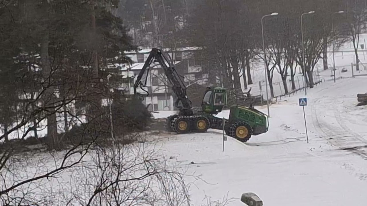 Metsäkone työssään