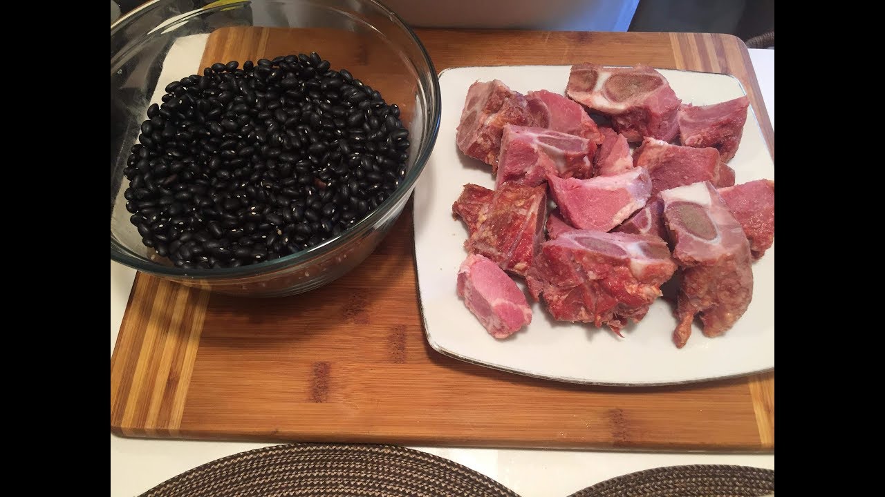 frijoles negros con costillas de cerdo Ahumada