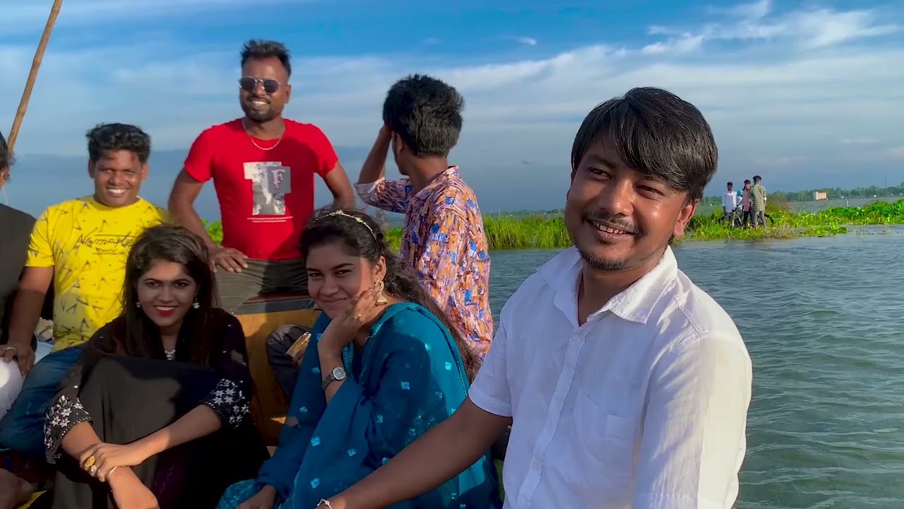 বর্ষা মৌসুমে নৌকা ভ্রমনে গিয়ে অসাধারন গান গেয়ে শোনালো সবাই।