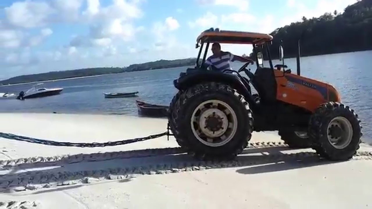 Como tractor coloca barco no mar - Praia da  Barra - goiana