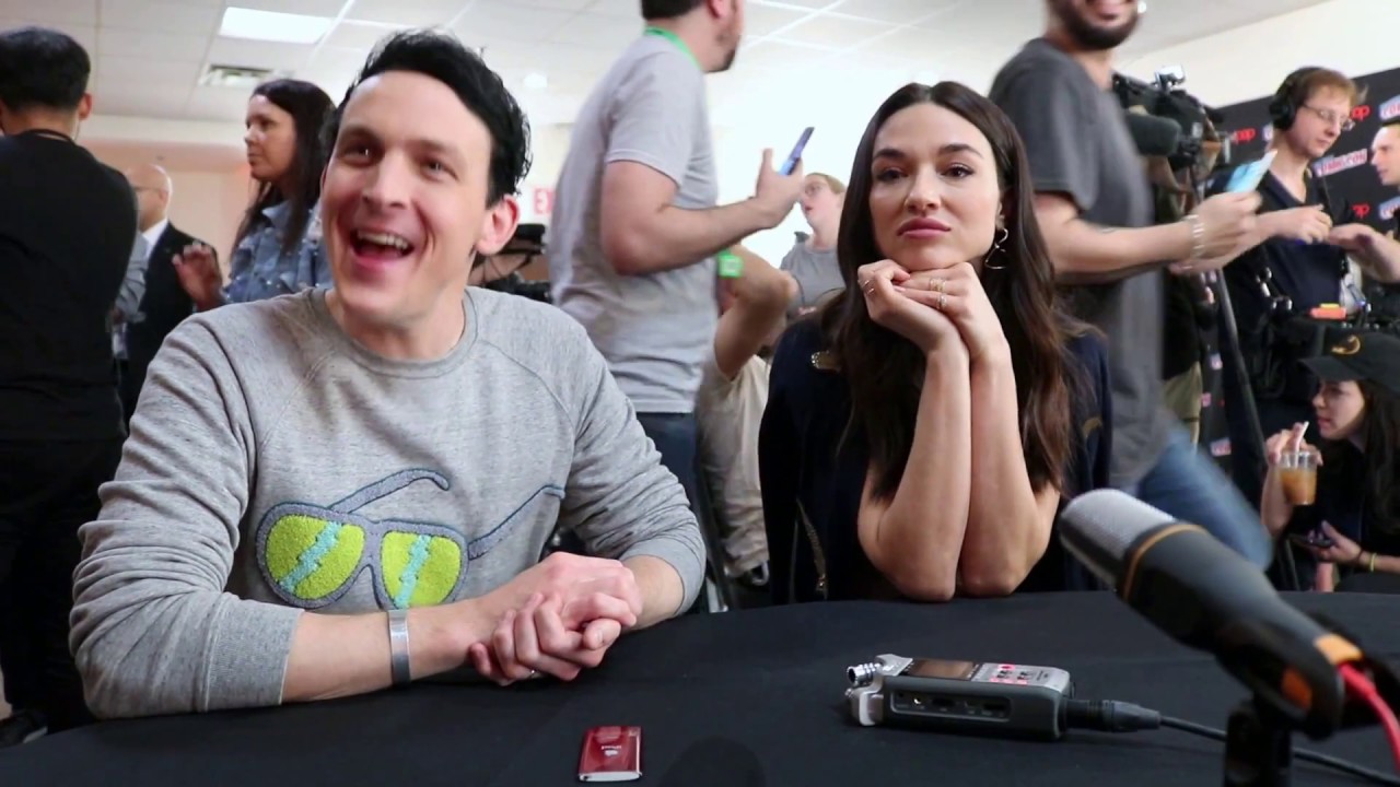 Robin Lord Taylor (Oswald Cobblepot) & Crystal Reed (Sofia Falcone) talk Gotham at NYCC '17