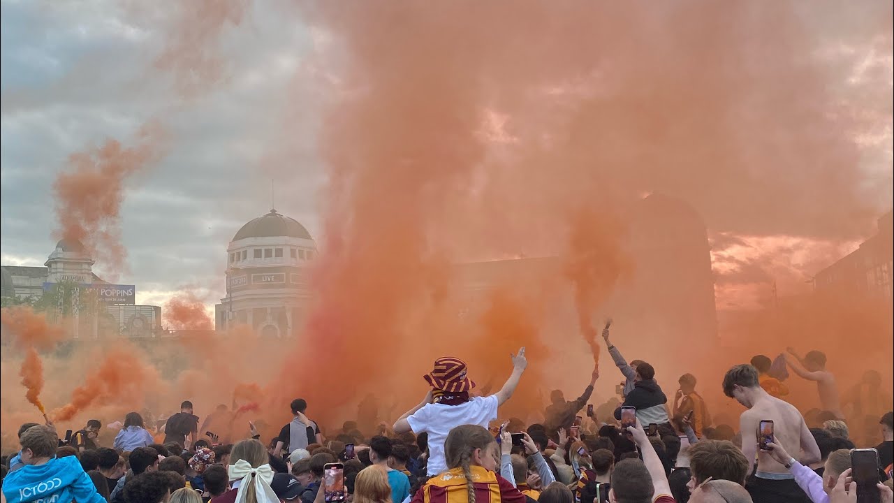 Bradford City Fans & Players Celebrate Promotion To League One In Centenary Square!🤩🐓