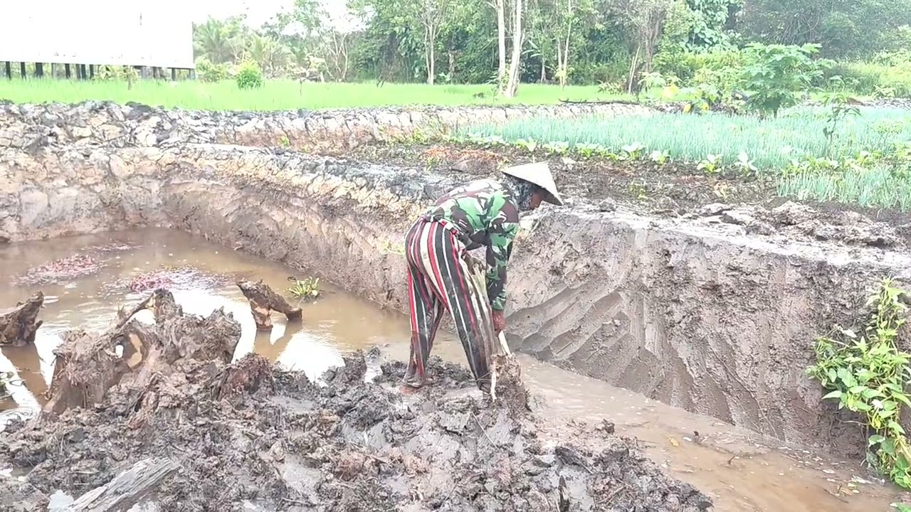 PAK WANI MELANJUTKAN LEMBURAN TADI MALAM 