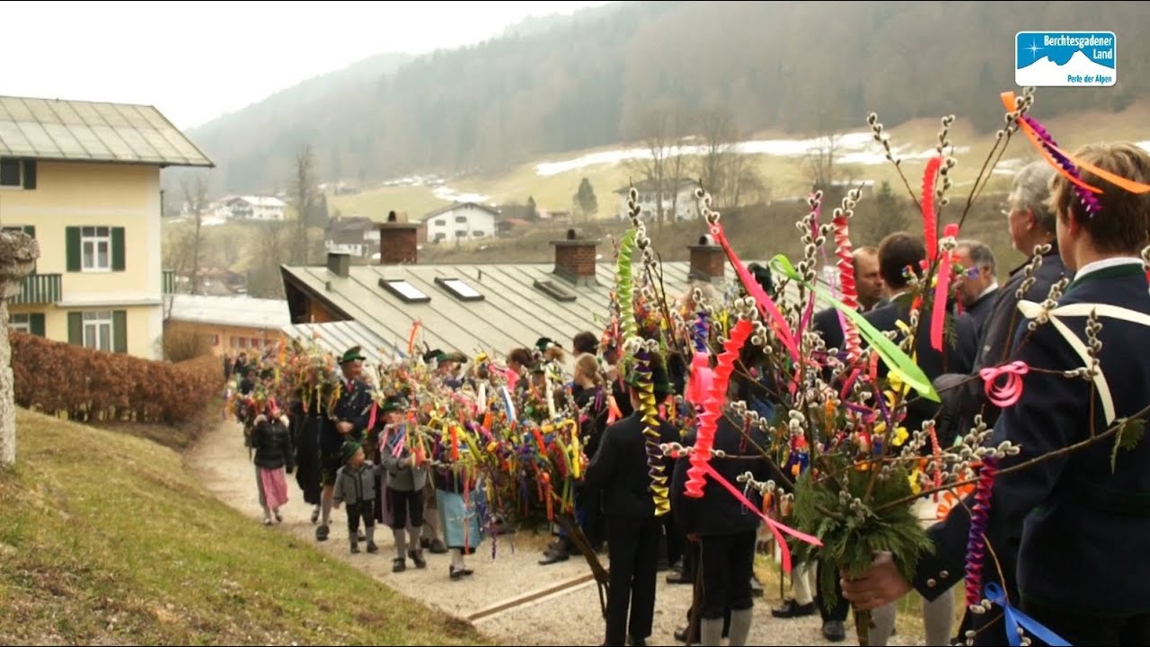 Palmbuschenbinden für Palmsonntag im Berchtesgadener Land. Oster-Tradition in Bayern