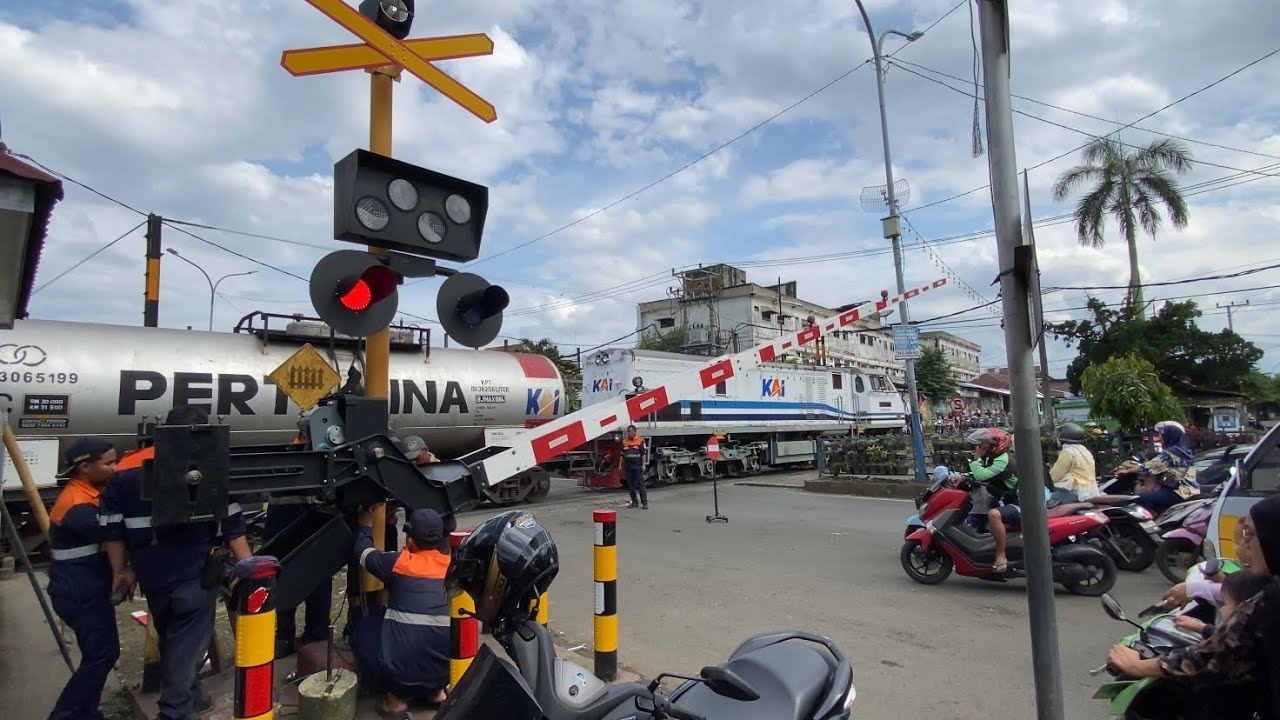 KERETA MINYAK BERJALAN PELAN DAN DIJAGA KETAT OLEH PETUGAS GARA-GARA INI😱