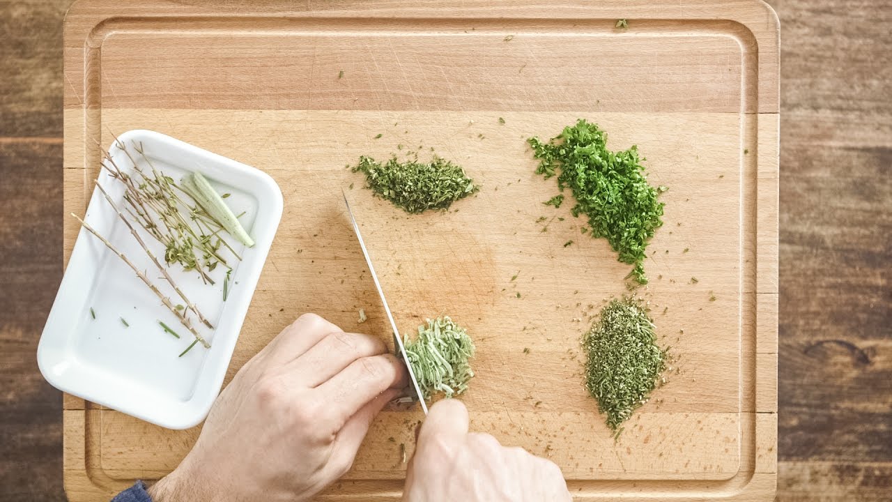 How-to: Cutting and chopping herbs | The right technique for parsley, coriander and the like | FOOBY
