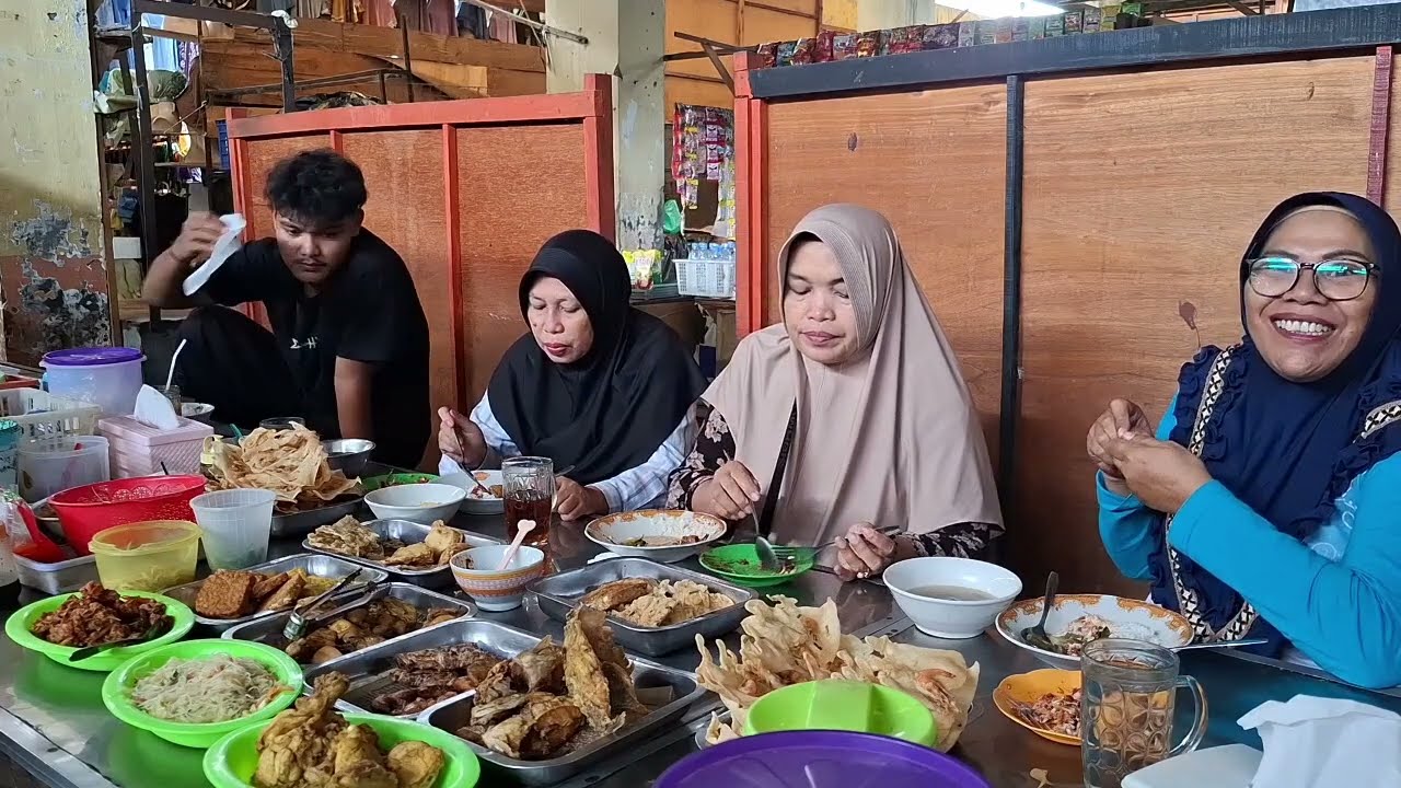 Makan sayur asem di pasar Pagi Tegal
