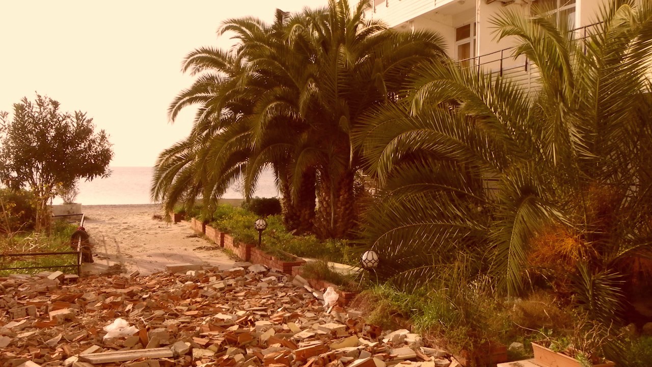 Deprem sonrası gibi … Çınar otel 2015 ilkbaharı.