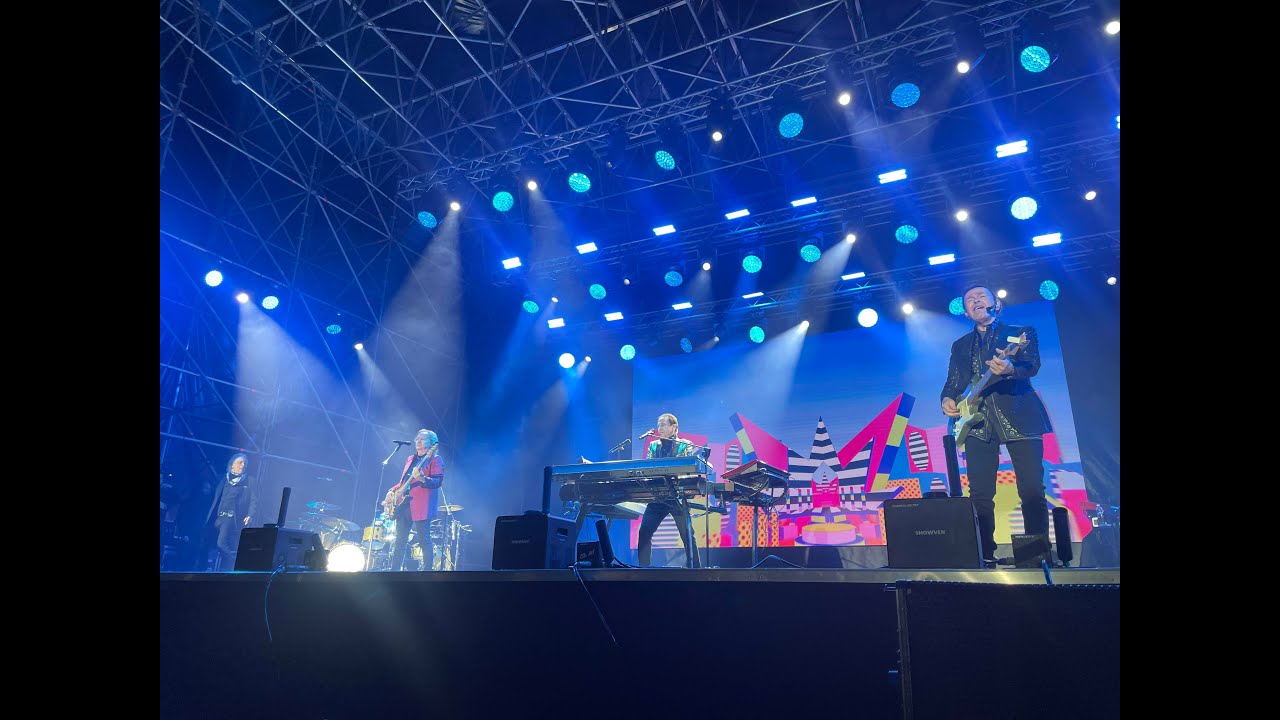 A piazza Duomo la musica non si ferma più. In migliaia per i Pooh, da Messina e non solo
