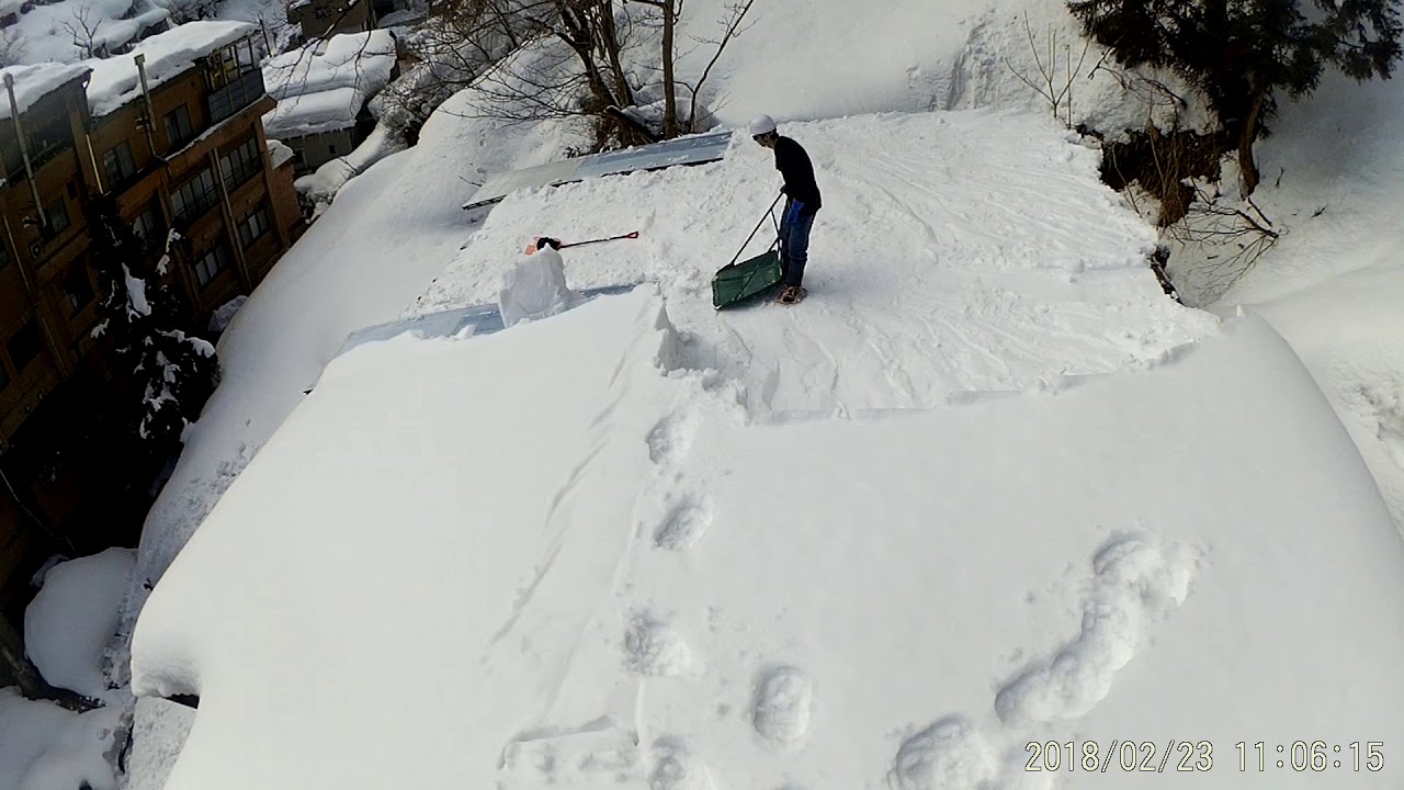 松之山温泉　和泉屋の雪下ろし　その2
