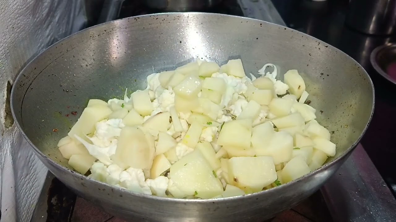 बोटं चाटत राहतील अशी फ्लॉवर बटाटा सुकी भाजी | flower batata recipe in Marathi | Sopi Recipe | Latur 