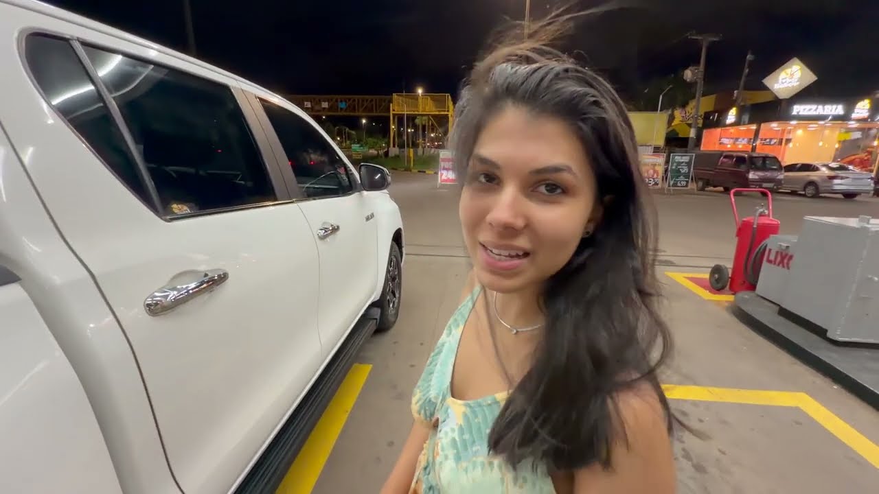 Enchendo o tanque Diesel S10 da Hilux com minha esposa