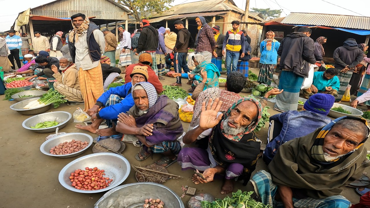কুয়াশাঘেরা শীতের প্রথম প্রহরে সকাল বেলার গ্রামীণ বাজার। Winter Morning Village Market in Bangladesh