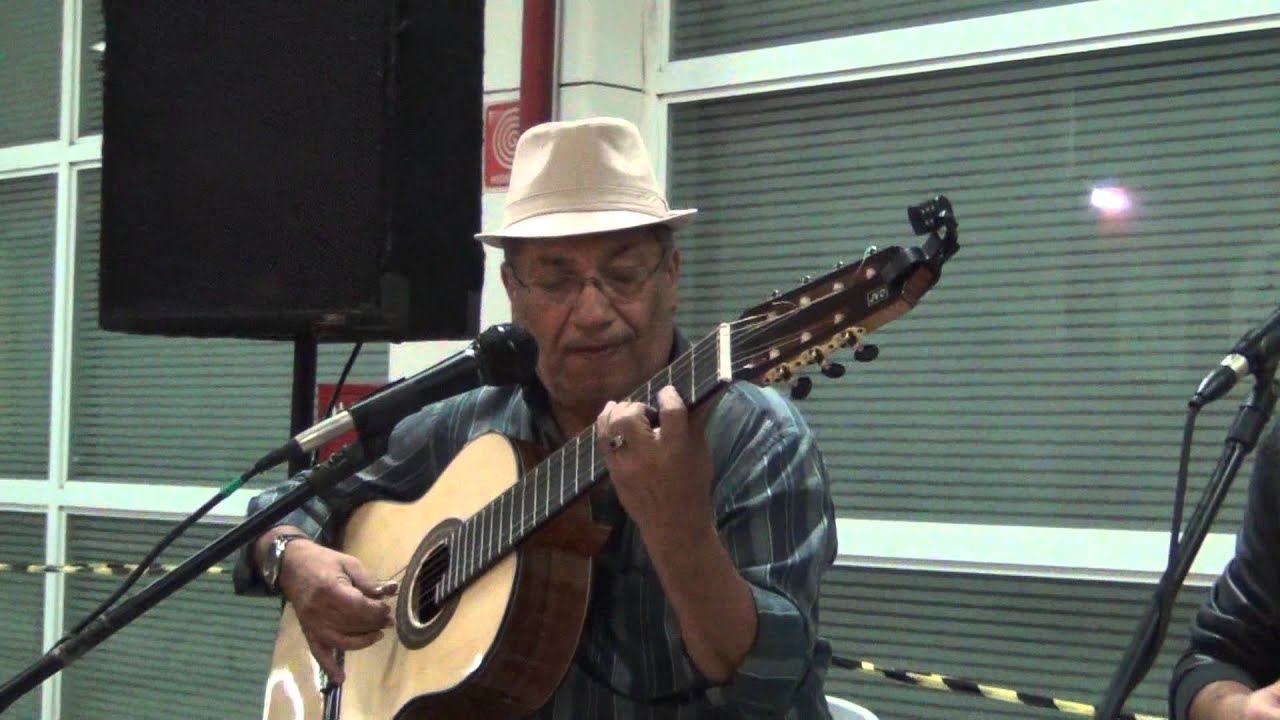 William Fialho interpreta Cartola no Projeto Lado B do Samba