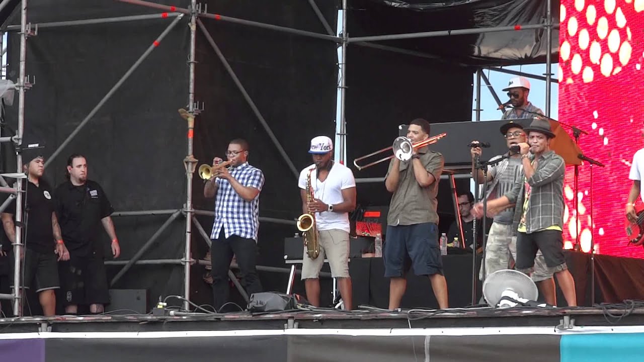 BRUNO MARS - Our First Time +Runaway Baby - BEACH MAR DEL PLATA🇦🇷 21-01-2012 FULL HD 1080p/60 DOLBY