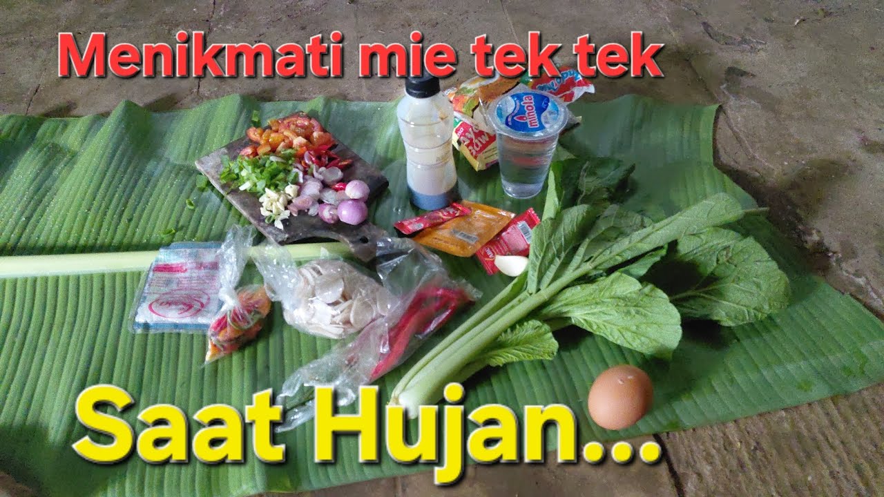 Masak dan menikmati mie tek tek saat mendung