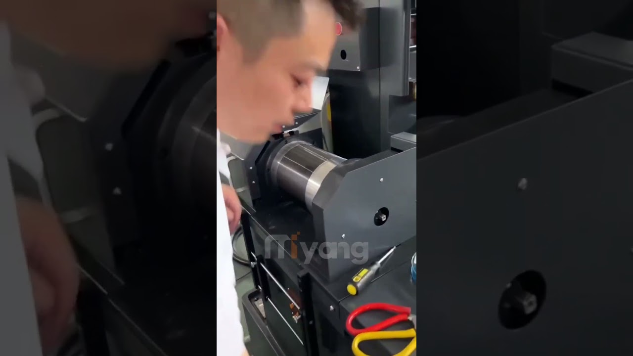 Operation process of molybdenum wire on wire cutting machine.  