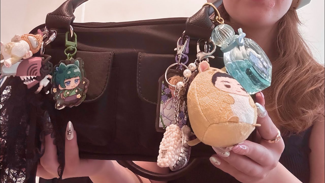 asmr~ what’s in my bag ❤︎ (no talking) (charms, cards,tapping clinking sounds)⋆˙⟡♡
