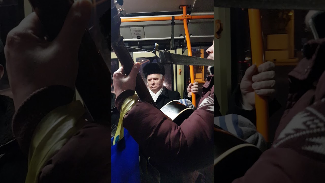КЛАССНО ПОЮТ ЦЫГАНЕ В КИШИНЁВЕ. 2 По дороге в спорт зал, смог заказать пару песен, для души.... 😉👍