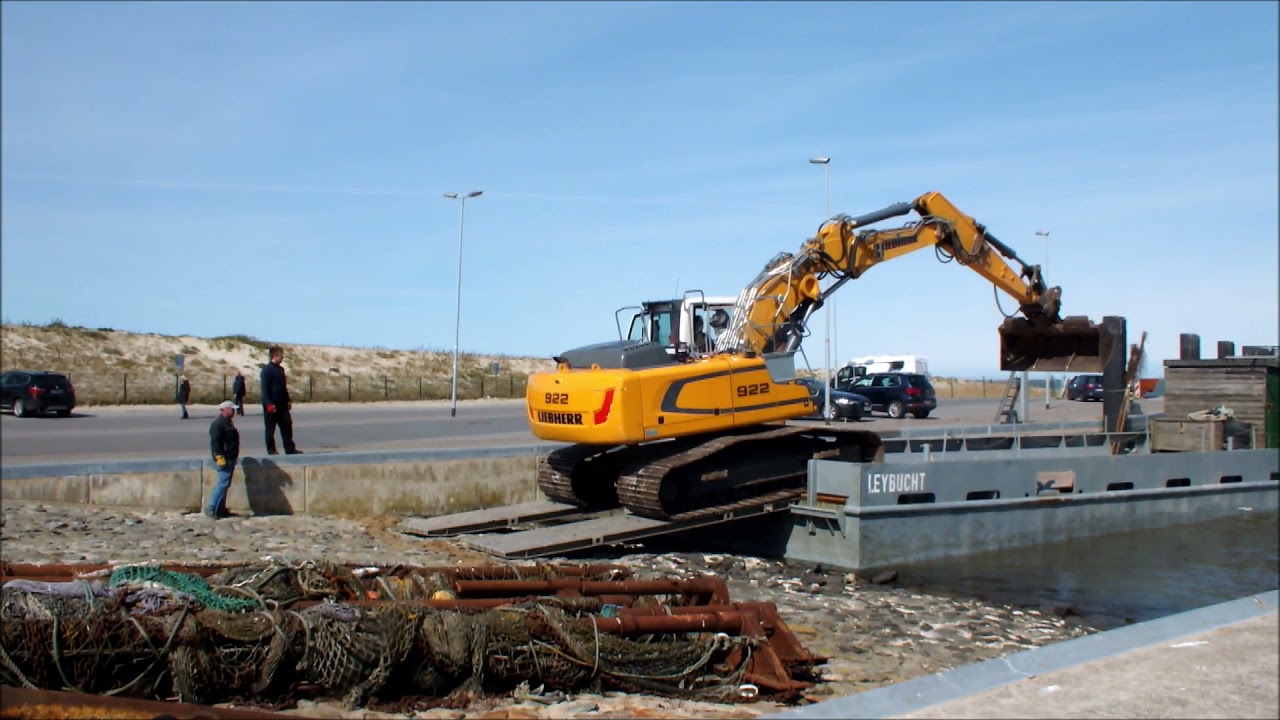 Baggerverladung auf die Utlandshörn am 15.04.2021 im Hafen Dornumersiel