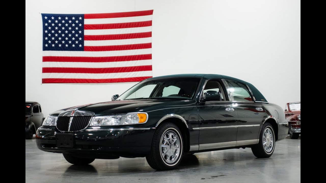 2002 Lincoln Town Car Signature Series (13K Miles)