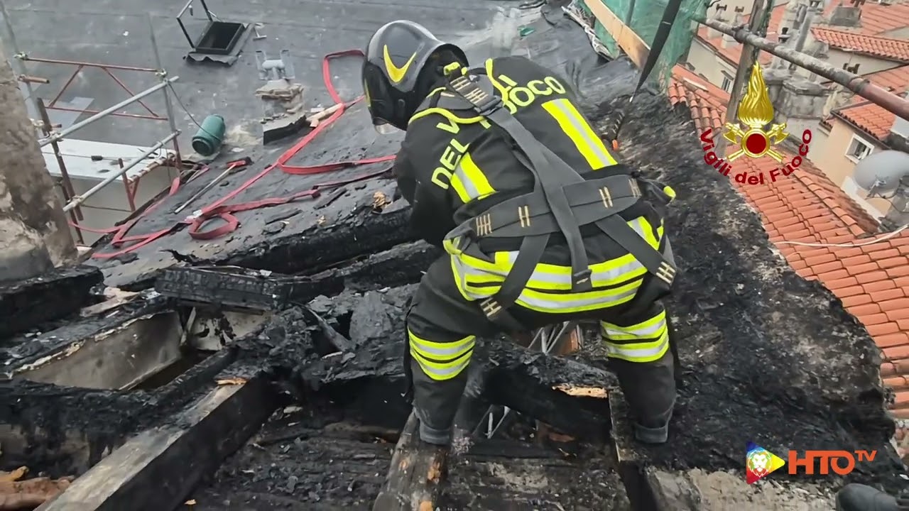 Trieste - Incendio del tetto di una palizzina in fase di ristrutturazione - cwww.HTO.tv