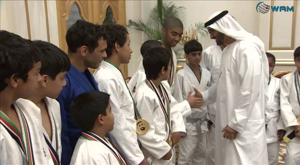 محمد بن زايد يستقبل أبطال الجوجيتسو الحاصلين على الميداليات الذهبية
