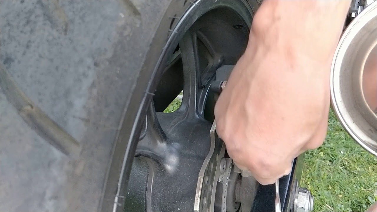 NC 750s aizmugurējo bremžu kluču maiņa, замена задних тормозных колодок, rear brake pads replacement