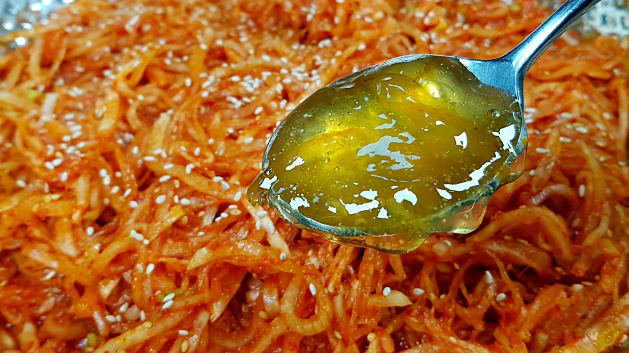 아무도 찾지 않던 무생채에 '이것' 한 스푼 넣었더니... 서로 먹겠다고 싸웁니다.