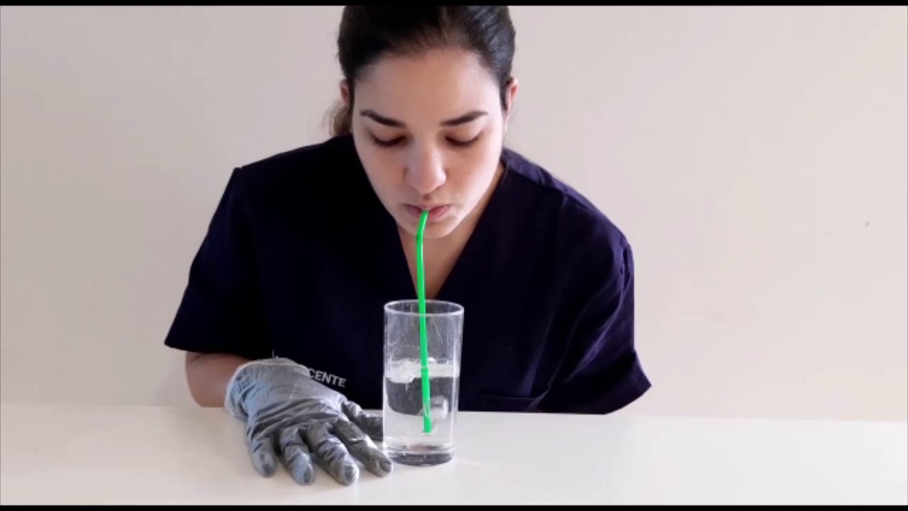 Ejercicios de fisioterapia respiratoria con material para pacientes con patología respiratoria leve