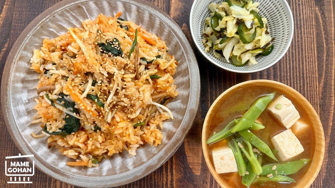 Пряный жареный рис / Мисо-суп с тофу и плоской фасолью / Салат из капусты и огурцов