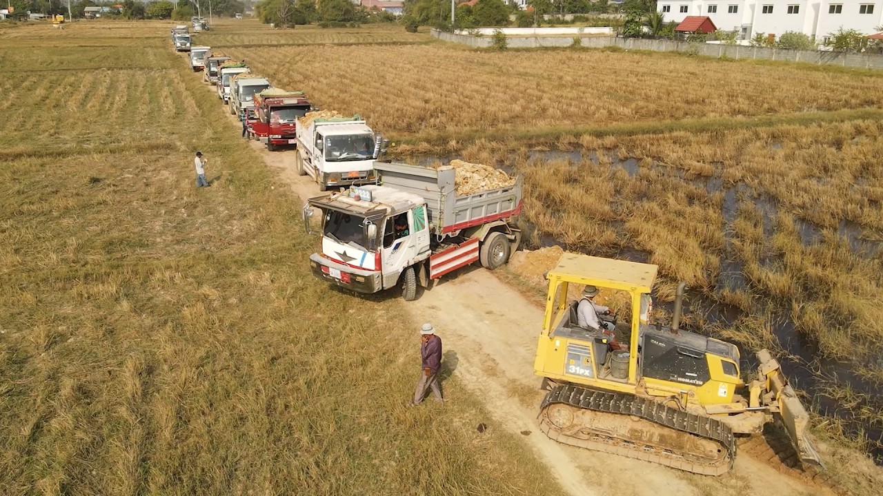 Oh Best Operator Landfill Project Using Team Heavy Bulldozer D31PX Push Soils With Team Trucks