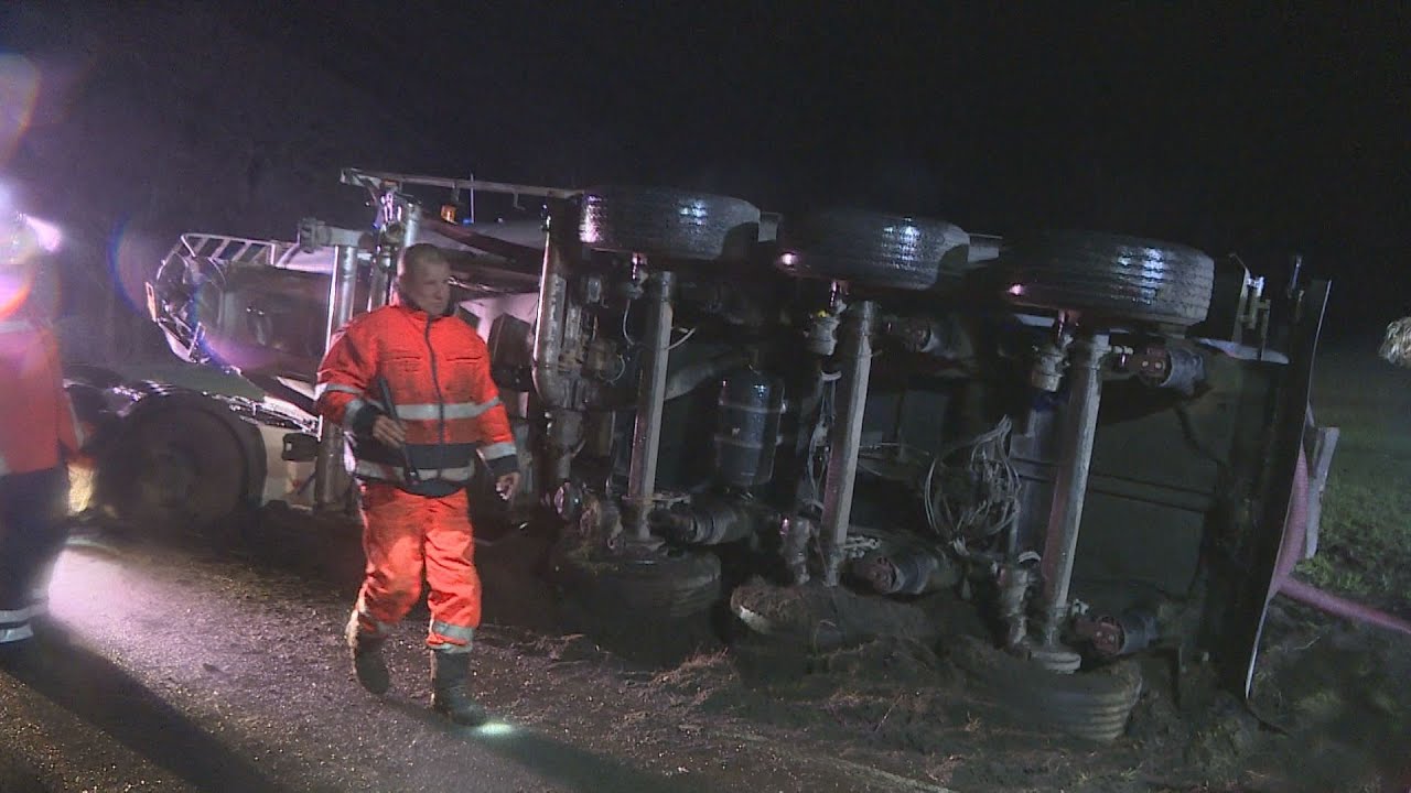 Wind weht Milchlaster und Kran von Straße (1.2.2016)
