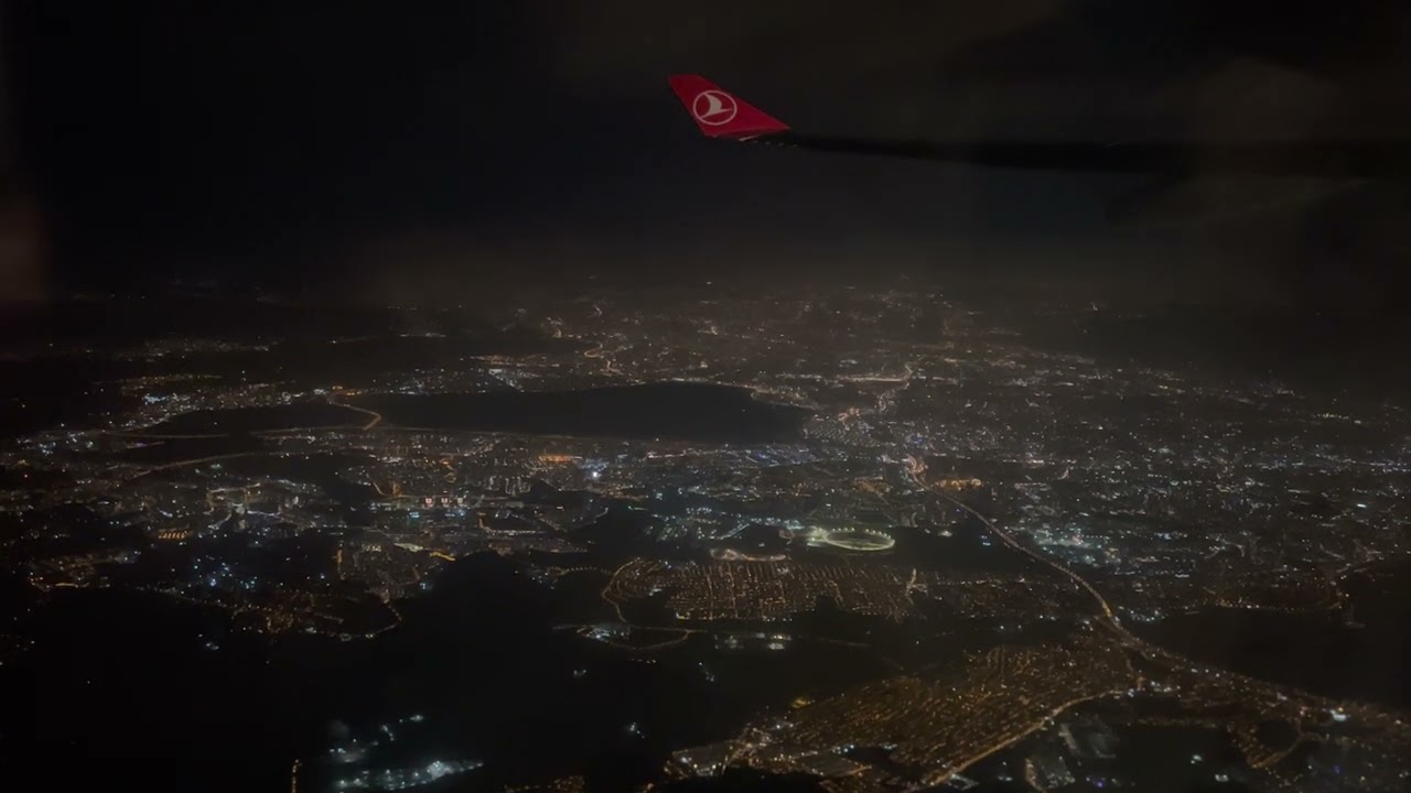 Polijetanje sa velikog aerodroma u Istanbulu i pogled na Istanbul iz aviona nocu