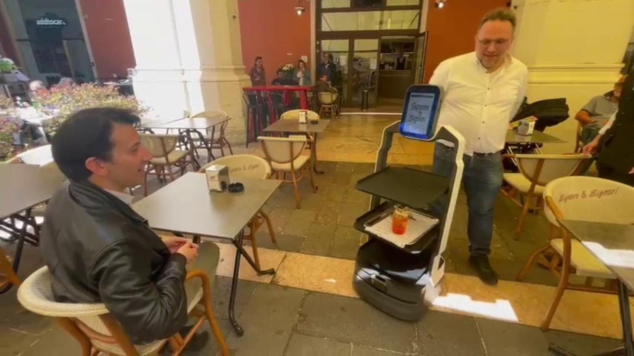 Treviso, abbiamo provato il cameriere robot del bar Signore e signori. Ecco com'è andata