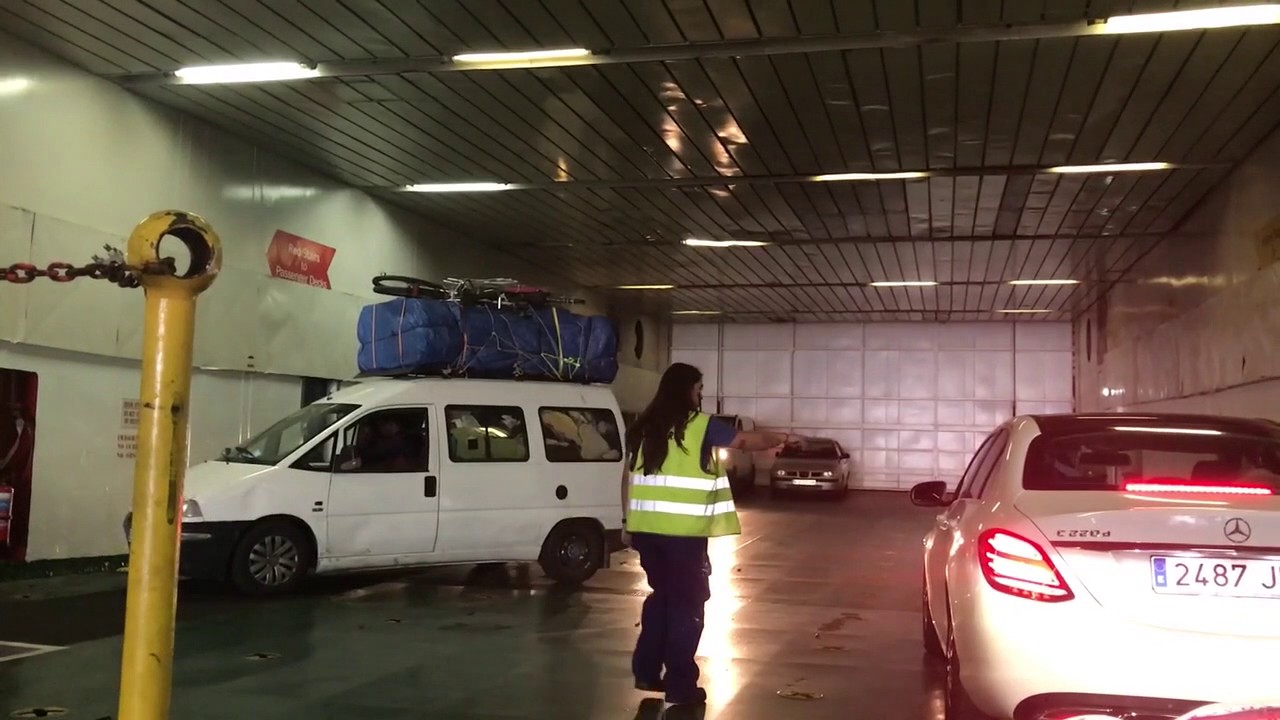 Maroc Embarquement voiture dans ferry / Morocco Embarking car in ferry