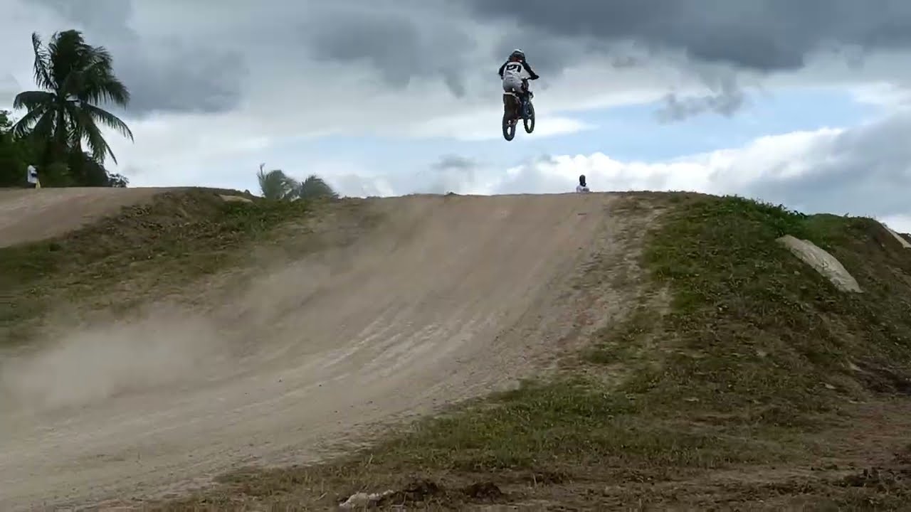 Pia Gabriel vs Shanna Tamayo.Ladies Class final heat.Davsons Motocross Park.Round 5 of Motul YAMAHA