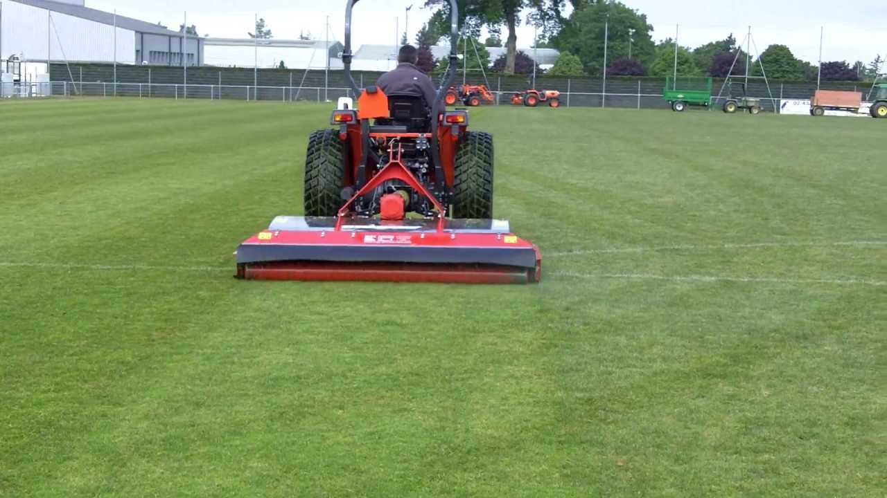 MGE : Tondeuse à rouleaux TRIMAX ProCut S3 210 pour la tonte d'un terrain de sport