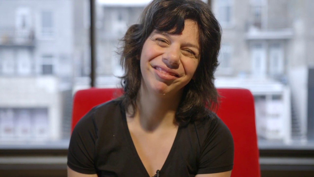 Gabrielle Marion-Rivard pr&eacute;sente l'aide m&eacute;moire pour journalistes