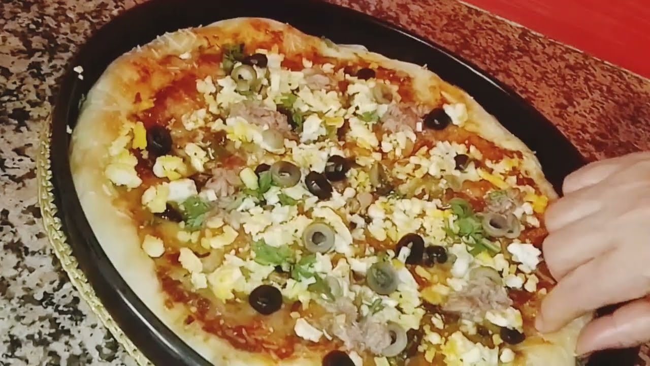 بيتزا بحجم عائلي 🍕بدون حليب و بدون عجن تجيكم هشوشة و قطنية ذوب في الفم مع كل اسرار نجاحها🍕 pizza