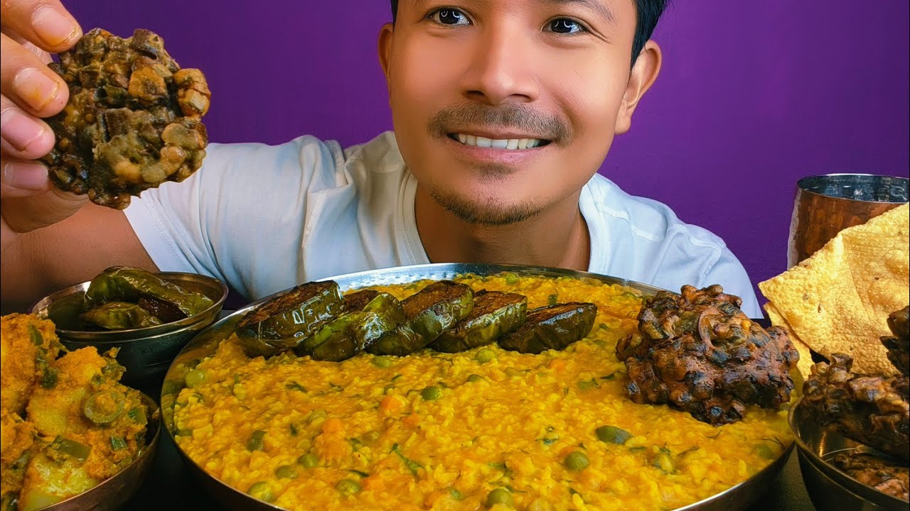Eating Vegetables Khichdi | Pyaaz ke Pakode | Baingan Bhaja | Papad | Masala Aloo ki Sabji 
