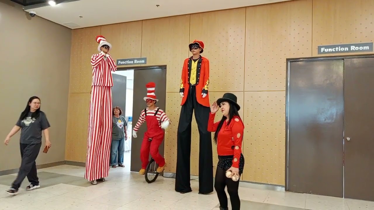 Stilts walker, unicyclist, juggler 