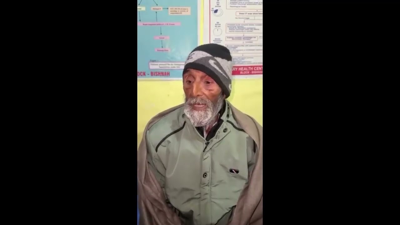 बेटियों ने अपने पिता को आधी रात को सड़क पर घर से बाहर निकाला