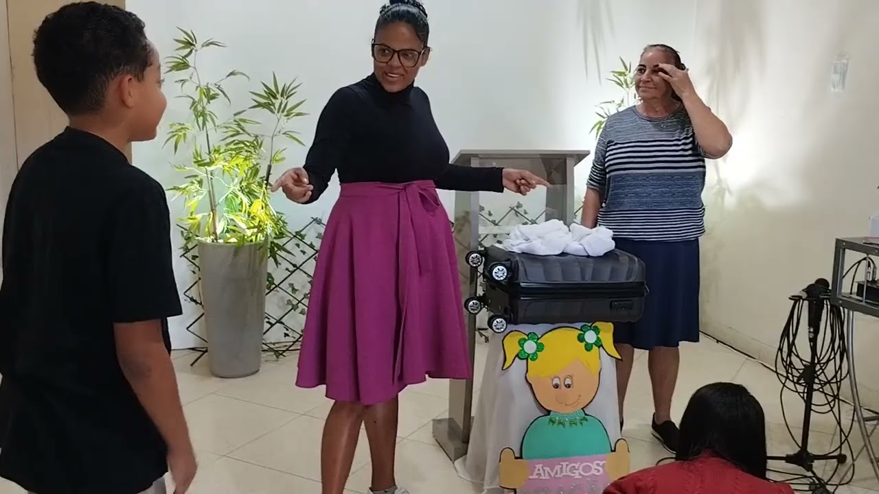 gessica contando as histórias das crianças