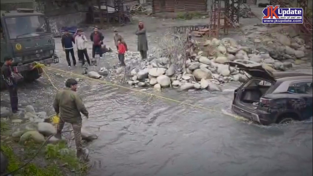 4 Tourists Rescued by Indian Army After Vehicle Trapped in nala in Gurez Valley