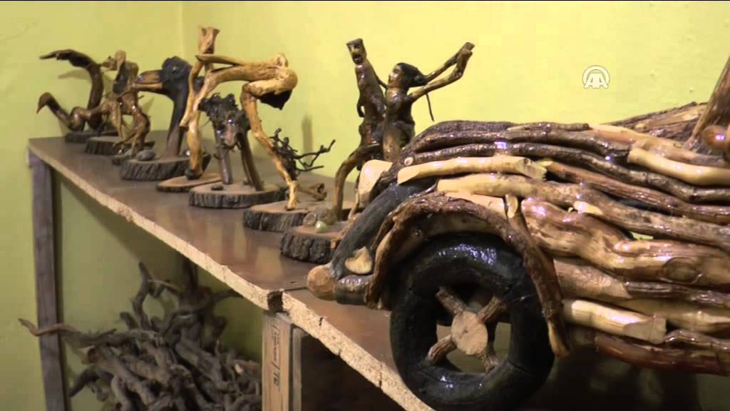 Anadolu Ajansı - Ağaç köklerini sanat eserine dönüştürüyor