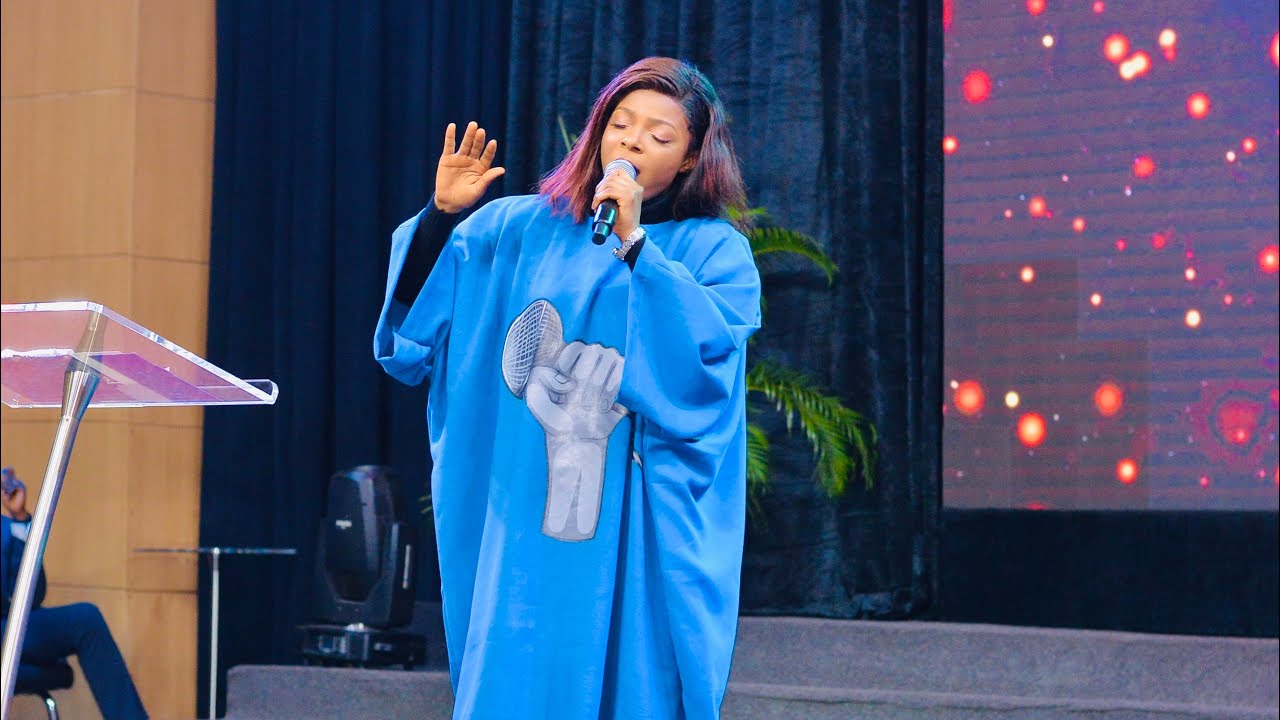 Ugee Royalty Performs “Daddy wey dey pamper” medley at HOUSE ON THE ROCK