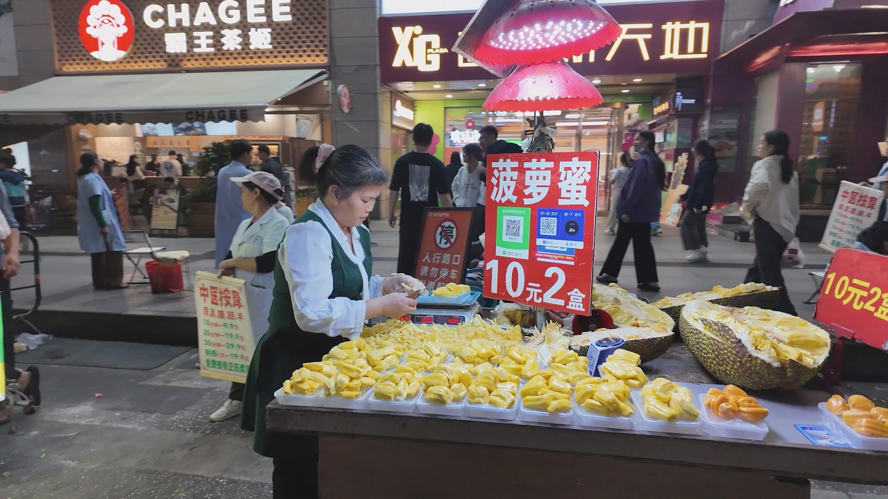 南宁物价超便宜，1.5刀一斤榴莲，10元按摩一条街，退休旅居首选/Naning/Guangxi/Night Market