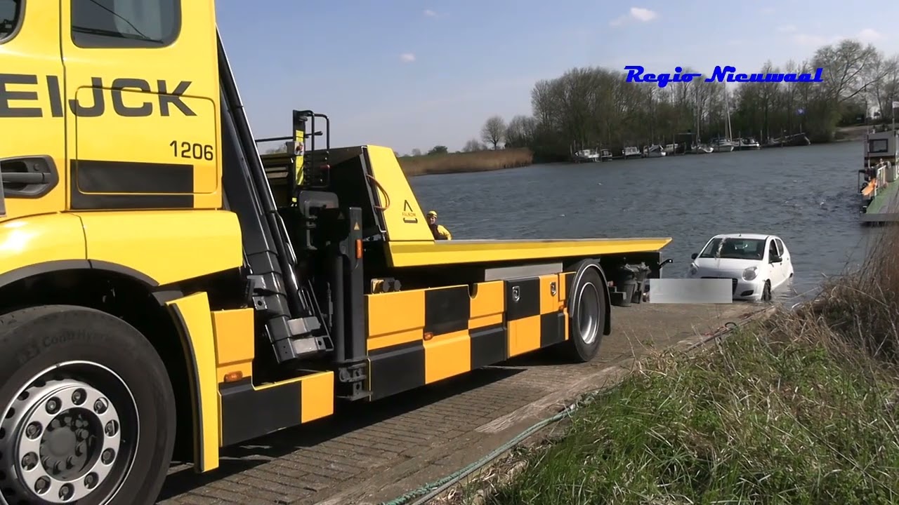 Personenauto belandt in Maas bij veerpont Nederhemert Noord